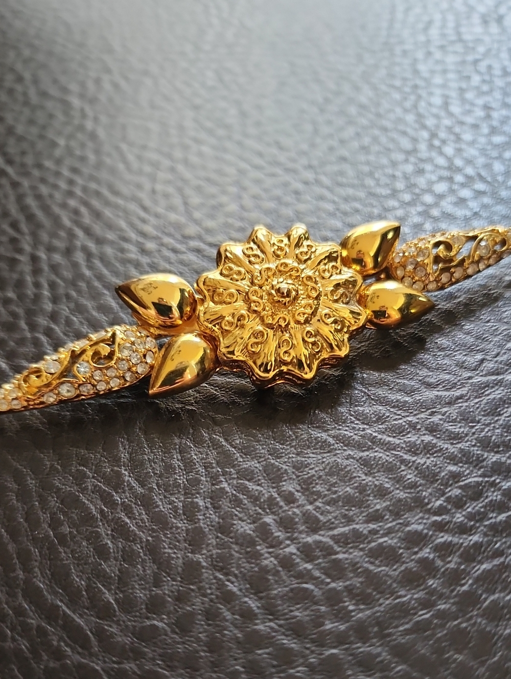 VTG Gold Floral Women's Brooch- Elegant Gold Tone Jewelry